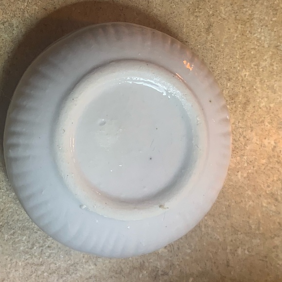 Round Porcelain Trinket Box w/ Swans & Flowers on Lid - Picture 6 of 10